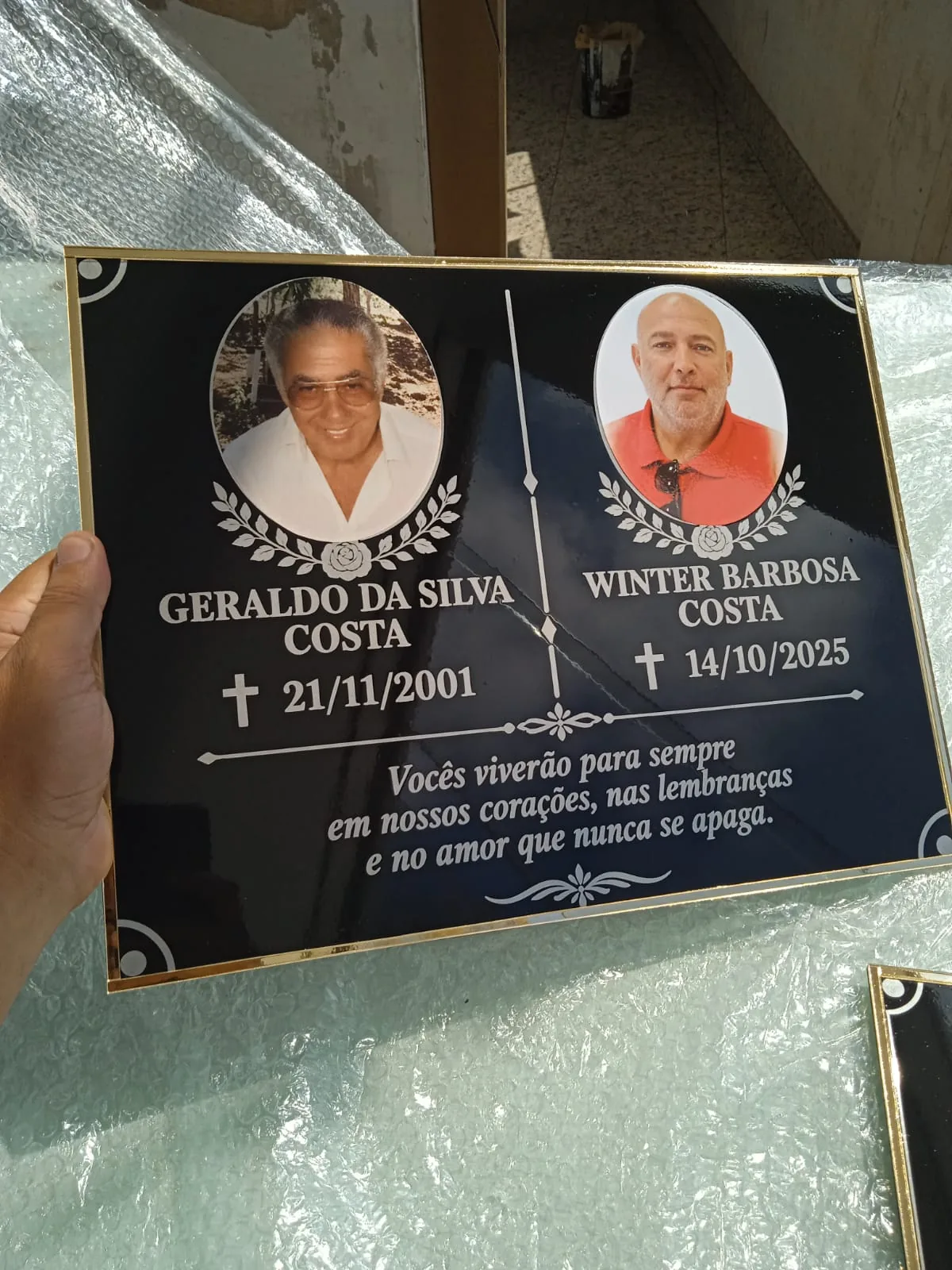 Placa memorial personalizada para duas pessoas com fotografias