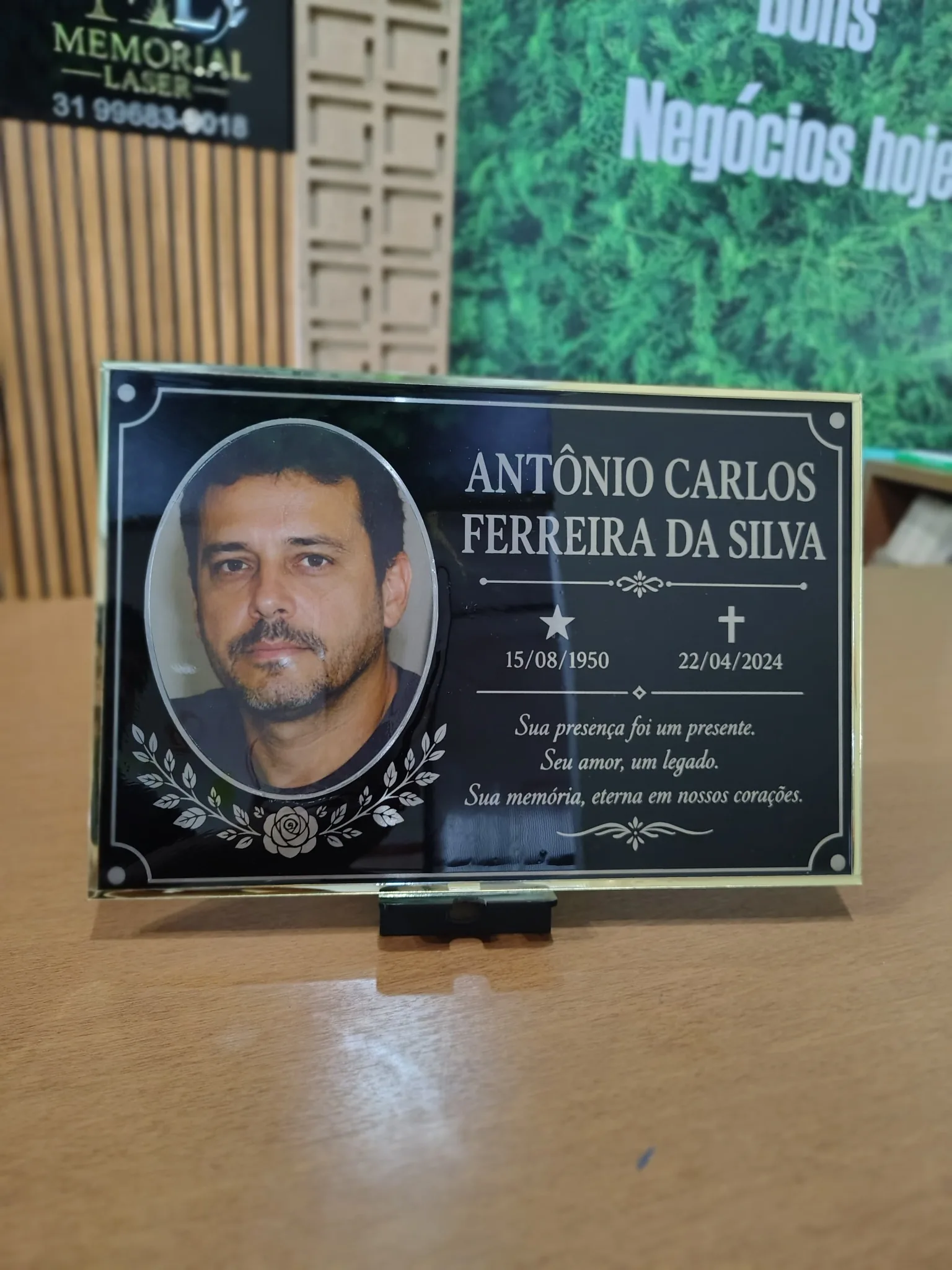 Placa de túmulo personalizada com foto produzida pela Memorial Laser